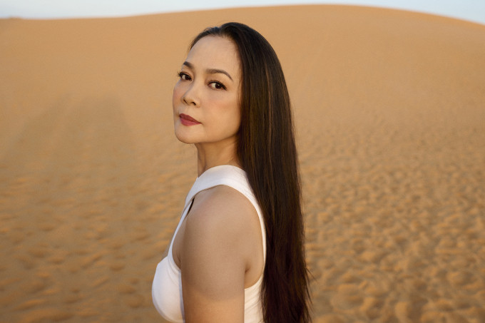Hồng Hạnh trở lại với album "Yêu em biển xanh" sau 15 năm vắng bóng.