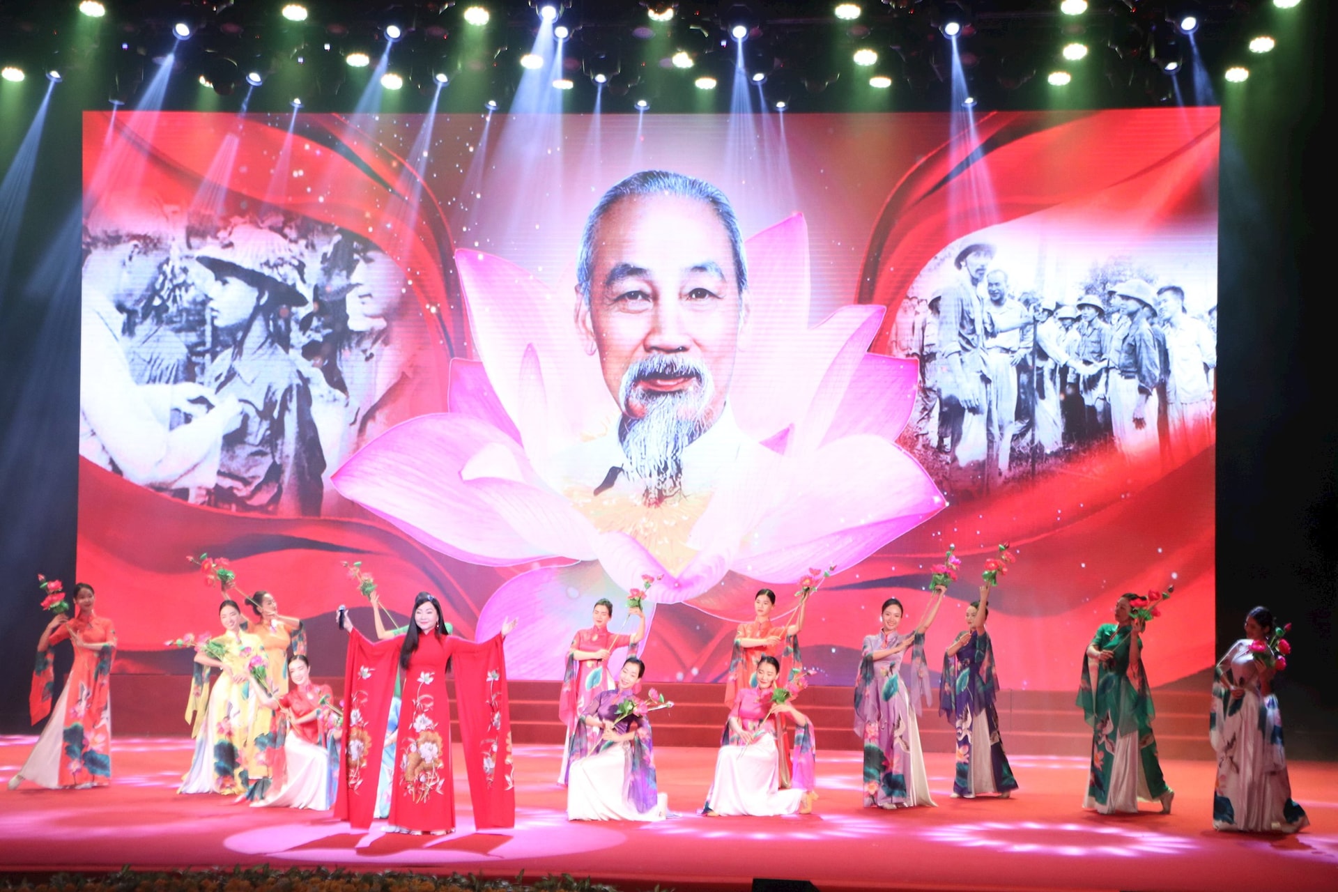 Hơn 1.000 Nghệ Sĩ Biểu Diễn Kỷ Niệm 50 Năm Ngày Giải Phóng Miền Nam